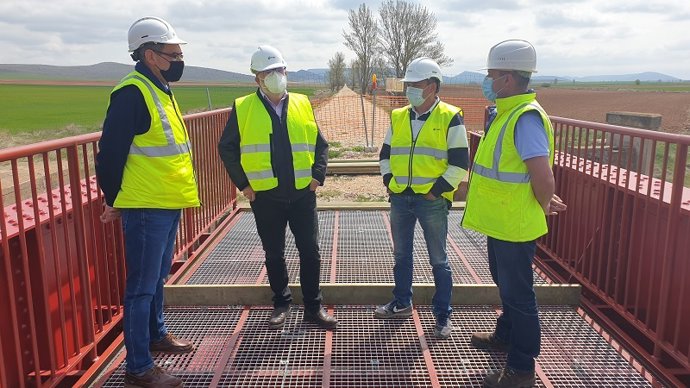 El subdelegado del Gobierno de Soria visita las obras del camino natural.