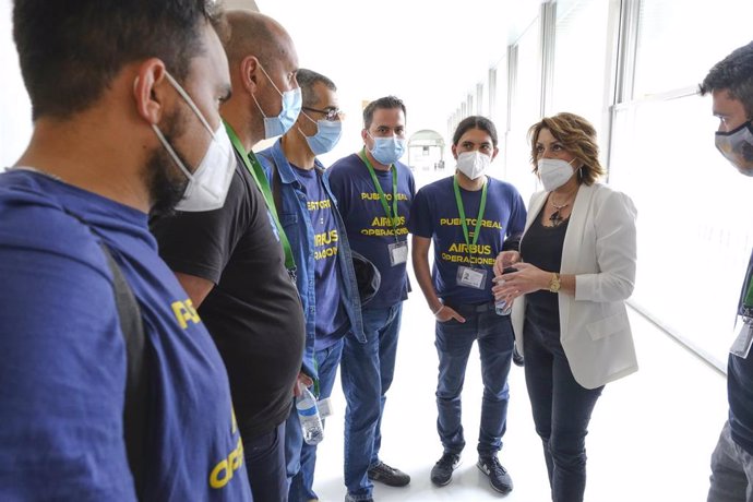 Imagen del encuentro de la secretaria general del PSOE-A, Susana Díaz, con trabajadores de la factoría de Airbus Puerto Real (Cádiz).