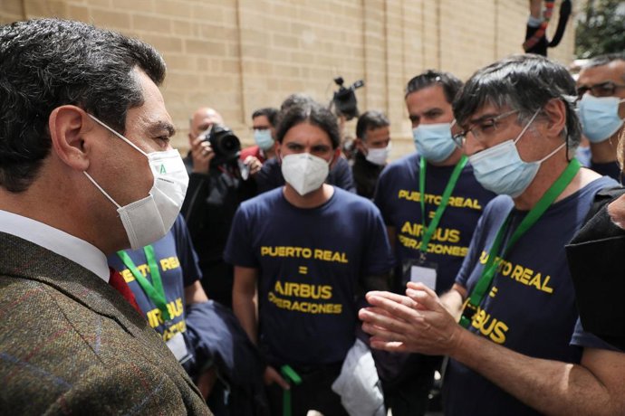 Junama Moreno conversando con el presidente del comité de empresa de Airbus Puerto Real