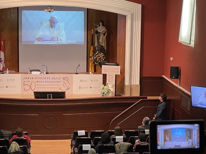 El Papa Francisco participa a través de un vídeomensaje en el congreso sobre Santa Teresa.
