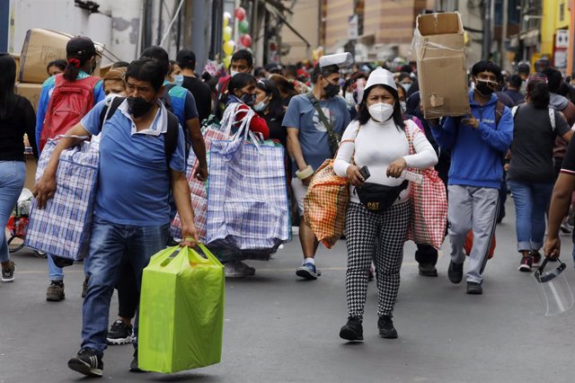 Archivo - Calles de Perú con gente llevando mascarillas y ultimando las compras navideñas en el contexto de la pandemia del coronavirus