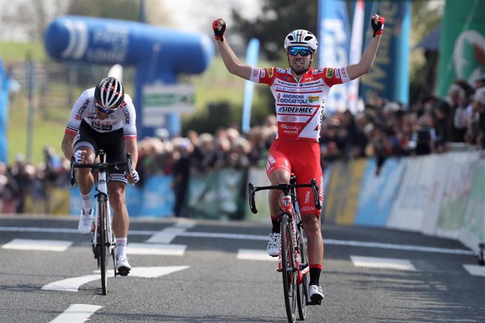 Archivo - Andrea Vendrame, ciclista del Androni Giocattoli - Sidermec, en una carrera en abril de 2019 