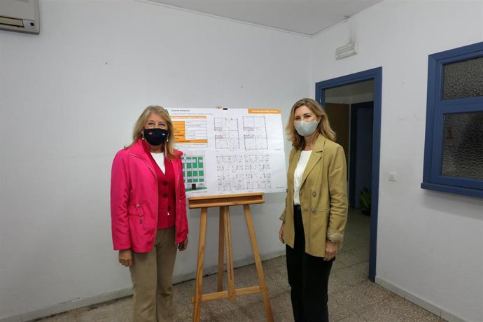 La alcaldesa de Marbella, Ángeles Muñoz, y la secretaria general de Vivienda de la Junta de Andalucía, Alicia Martínez, en la antigua sede de la Escuela Oficial de Idiomas