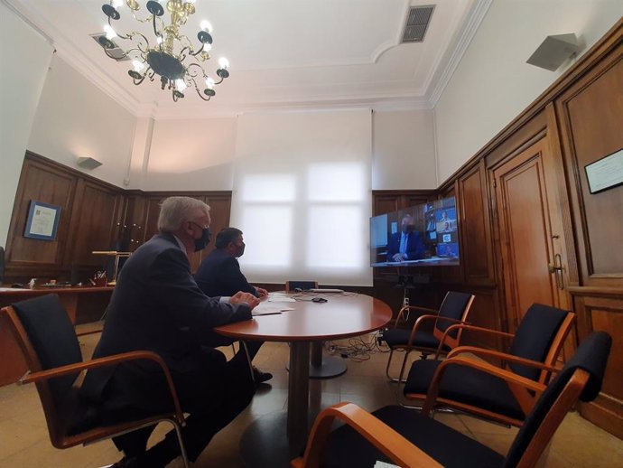 Arxiu - La trobada virtual del president de Cecot, Antoni Abad, i el vicepresident, Josep Armengol, amb el conseller d'Interior, Miquel Smper.