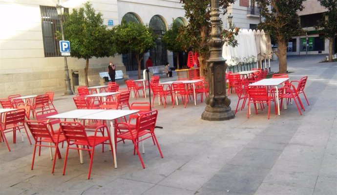 Archivo - Terraza de un bar en el centro de Jaén capital, actualmente en nivel 2 de alerta