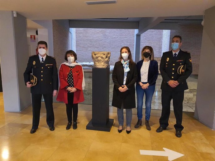 Entrega el capitel al Museo Arqueológico de Córdoba.