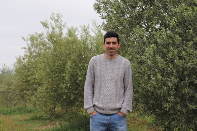 El investigador Manuel González en el olivar.