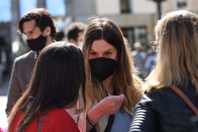 Imagen de recurso de la candidata de Unidas Podemos a la Comunidad de Madrid, Alejandra Jacinto, con el actor Juan Diego Botto al fondo.