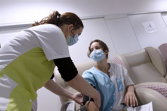 Una enfermera vacuna a una trabajadora de un centro de mayores en Clapiers, en el sur de Francia.