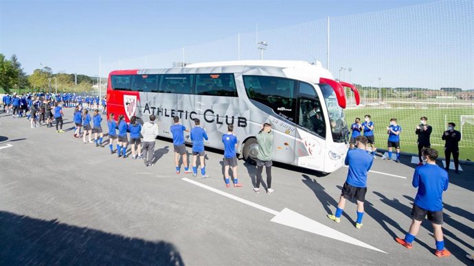 Pasillo de jugadores de las categorías inferiores del Athletic al autobus del primer equipo en Lezama.