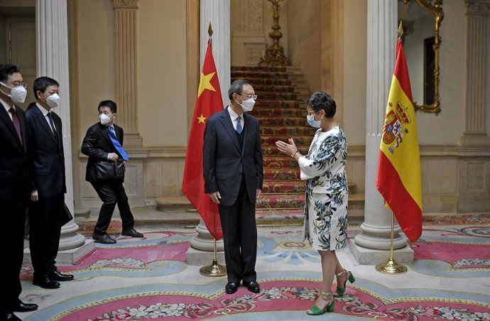 Archivo - La ministra de Asuntos Exteriores, Unión Europea y Cooperación, Arancha González Laya, y el responsable de Relaciones Exteriores del Partido Comunista Chino (PCCh), Yang Jiechi, posan durante su encuentro en el Palacio de Viana, en Madrid (Esp