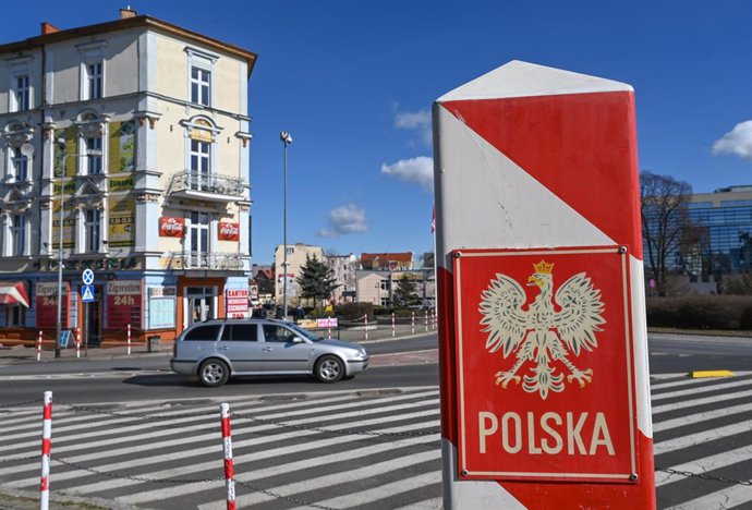 Archivo - 08 March 2021, Brandenburg, Frankfurt_Oder: A border post in Poland's national colours stands near the Stadtbruecke border crossing between Slubice in Poland and Frankfurt (Oder) in Brandenburg, Germany. In light of the rising infection rates 