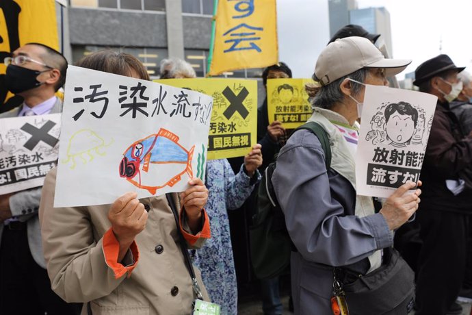 Manifestación en Tokio contra la decisión del Gobierno nipón de verter un millón de toneladas de agua contaminada de la central nuclear de Fukushima al océano Pacífico.