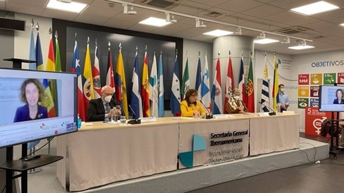 La ministra andorrana de Asuntos Exteriores (en la pantalla) y la secretaria general iberoamericana presiden la reunión de Ministros de Exteriores