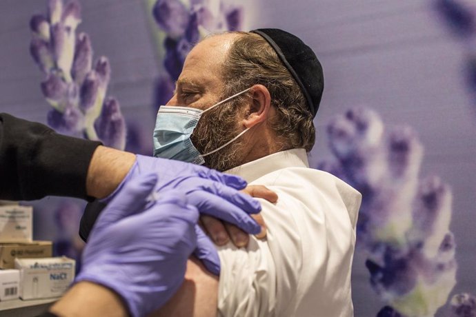 Archivo - 11 January 2021, Israel, Jerusalem: An Orthodox Jewish man receives his dose of the Pfizer-BioNTech COVID-19 vaccine at a vaccination centre as a part of a nationwide campaign. Israeli Health Minister Yuli Edelstein earlier said that Israel ha