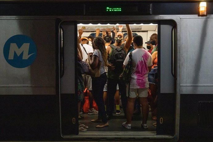 01 April 2021, Brazil, Rio de Janeiro: Passengers stand close together in a subway train. Rio De Janeiro is currently under tightened measures against the spread of the coronavirus (Covid-19). A total of 321,515 people have died in Brazil in connection 