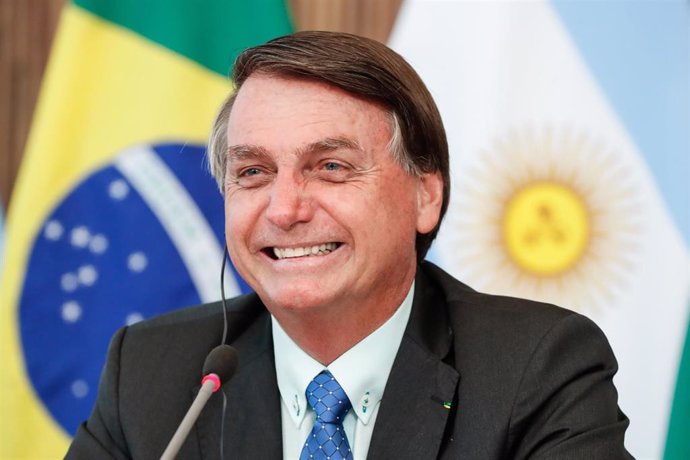 Archivo - El presidente brasileño, Jair Bolsonaro, delante de las banderas de Brasil y Argentina.