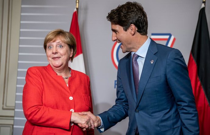 Archivo - 25 August 2019, France, Biarritz: German Chancellor Angela Merkel (L) meets with   Canadian Prime Minister Justin Trudeau for bilateral talks during the G7 summit. Photo: Michael Kappeler/dpa
