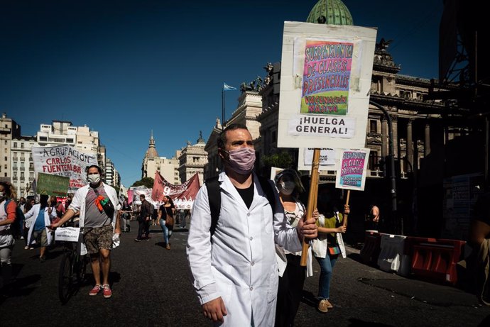 14 April 2021, Argentina, Buenos Aires: Teachers take part in a protest to demand the suspension of face-to-face classes due to the increase in coronavirus (COVID-19) cases. Photo: Alejo Manuel Avila/Le Pictorium Agency via ZUMA/dpa