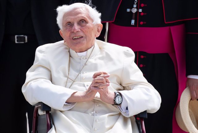 Archivo - FILED - 22 June 2020, Freising: Pope Emeritus Benedict XVI gestures at the Munich Airport before his departure to Rome. Former Pope Benedict travelled to Germany last week to visit his 96 years old brother. Photo: Sven Hoppe/dpa