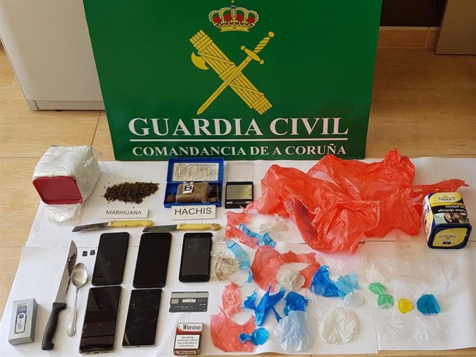 Efectos sustraidos en la 'Operación Chatiños' en la que la Guardia Civil desmanteló un punto de venta de sustancias estupefacientes en A Pobra do Caramiñal.