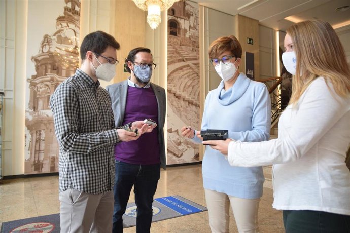 Imágenes de investigadores del proyecto mostrando algunos de los dispositivos que se van a utilizar en el hotel Alfonso XIII, donde se realizarán pruebas piloto, y de las reuniones mantenidas con empresarios turísticos