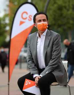 El candidato de Ciudadanos (Cs) a la Presidencia de la Comunidad, Edmundo Bal, en un acto en la estación de cercanías de Getafe