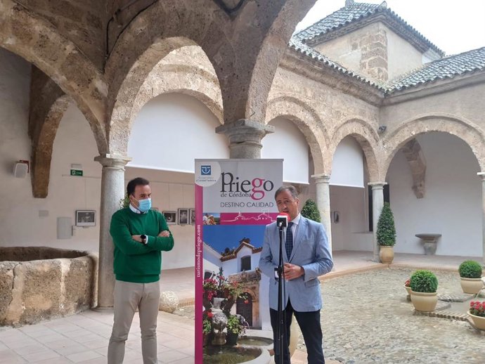 El delegado territorial de Turismo en Córdoba, Ángel Pimentel (dcha.), en Priego de Córdoba.