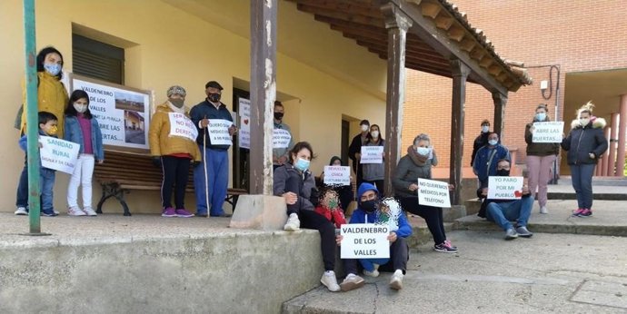 Concentración para la reapertura de los Consultorios, en Valdenebro (Valladolid)