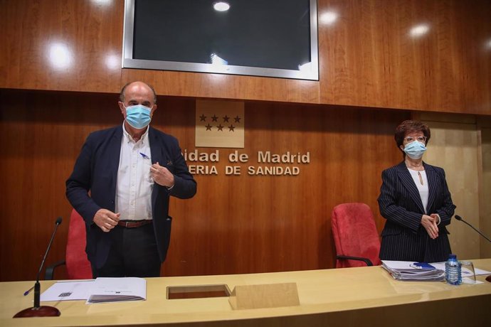 El viceconsejero de Salud Pública y Plan COVID-19 de la Comunidad de Madrid, Antonio Zapatero, y la directora general de Salud Pública en la Comunidad de Madrid, Elena Andradas