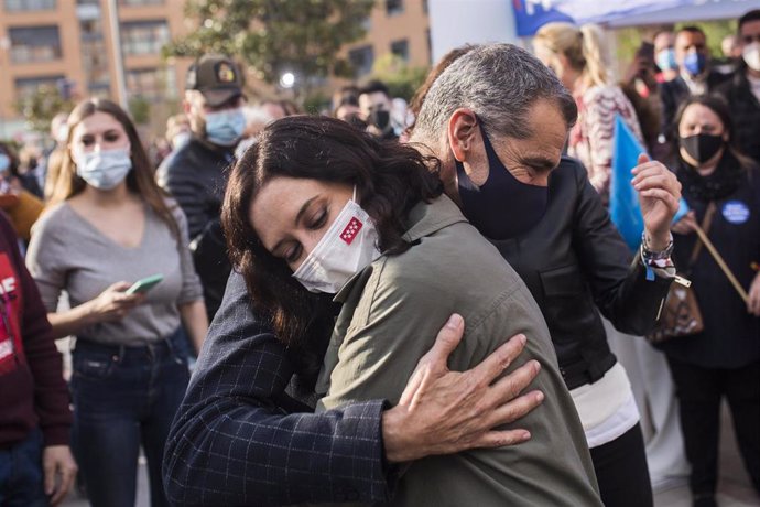 La presidenta de la Comunidad de Madrid y candidata a la reelección, Isabel Díaz Ayuso, abraza a Toni Cantó