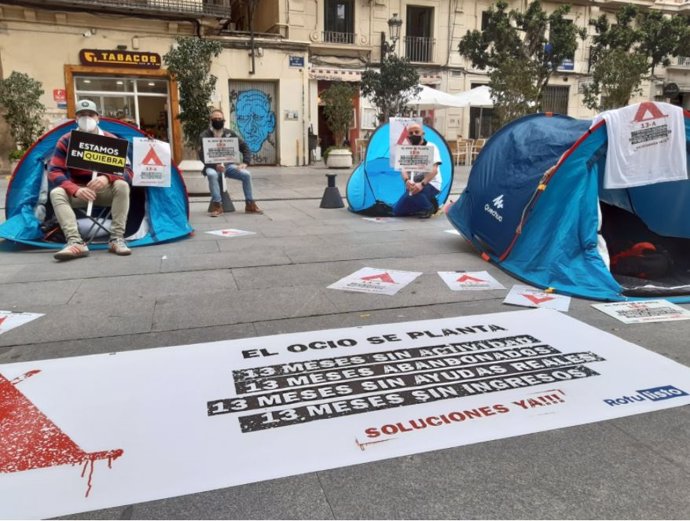 Quarta jornada de l'acampada de l'oci nocturn davant el Palau de la Generalitat