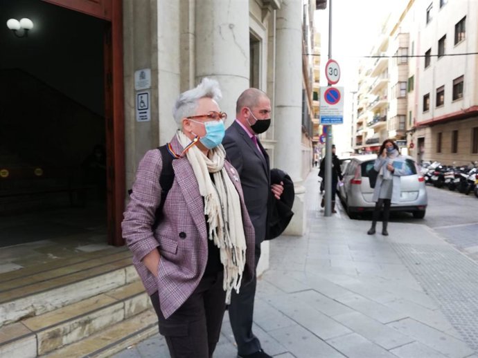 La regidora Sonia Vivas, acompañada de su abogado, Josep de Luis, saliendo del Juzgado.