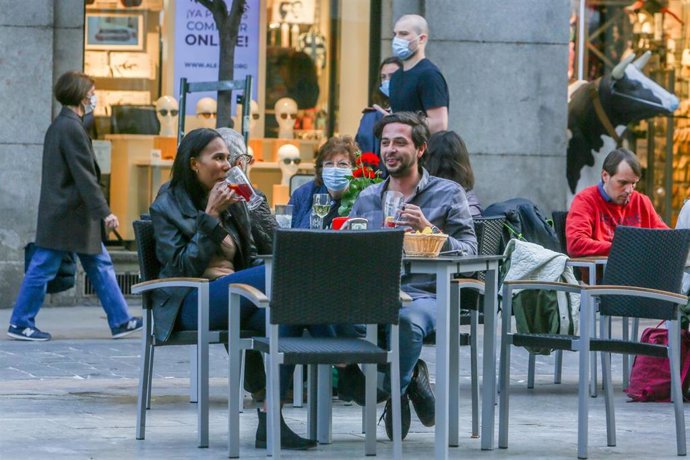 Varias personas en la terraza de un bar en Madrid (España), 