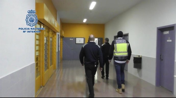 Momento de la detención de un preso en Murcia por yihadismo en una operación de la Policía Nacional