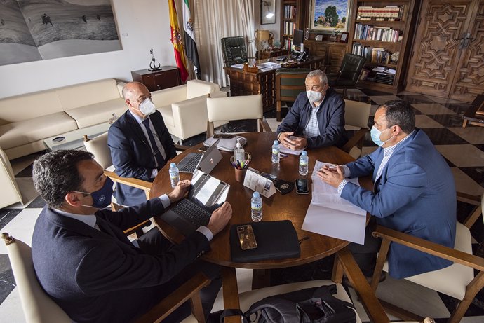 Reunión del presidente de la Diputación de Cáceres con responsables de la CHT a los que ha pedido que facilite y agilice las gestiones de los ayuntamientos