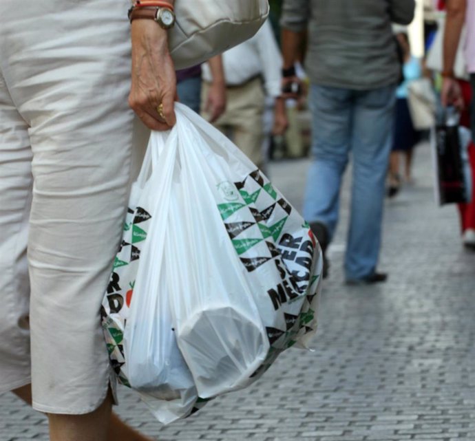 Archivo - Fotos recurso de gente comprando en calles de Andalucía.