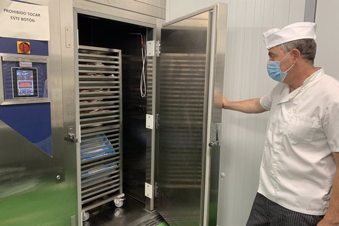 Archivo - La cocina del Hospital Regional de Málaga incorpora un abatidor, un sistema de descongelación novedoso para mantener las propiedades de los alimentos
