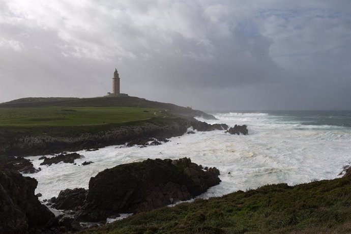 Archivo - Oleaje en la zona de la Torre de Hércules, en la costa de A Coruña, Galicia (España), a 30 de enero de 2021. Este sábado Galicia está afectada por una borrasca denominada 'Justine' que ha dejado cielos cubiertos con precipitaciones, localmente