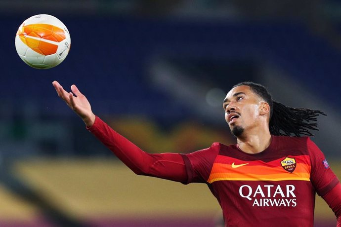Archivo - Chris Smalling of Roma jokes with the ball at the end of the UEFA Europa League, Group Stage, Group A football match between AS Roma and CFR Cluj on November 5, 2020 at Stadio Olimpico in Rome, Italy - Photo Federico Proietti / DPPI
