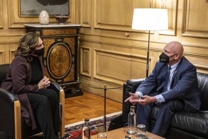 La alcaldesa de Barcelona, Ada Colau, y el consejero delegado de GSMA, John Hoffman, se reúnen en el consistorio para avanzar en la preparación del Mobile World Congress.