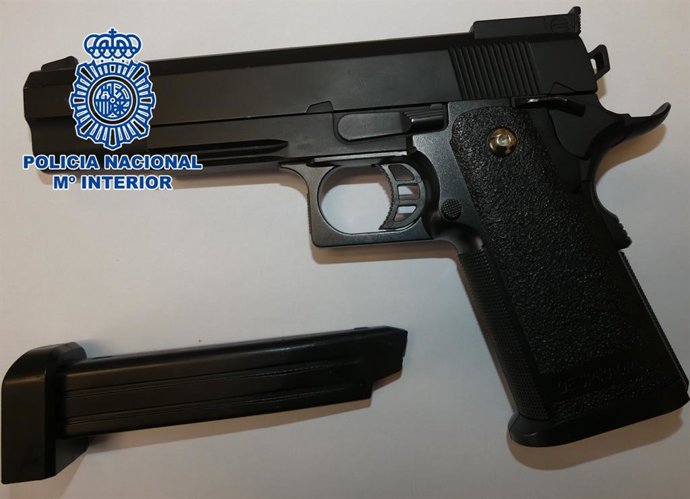 Detenidos un hombre por asaltar una tienda y a una mujer en Moratalaz