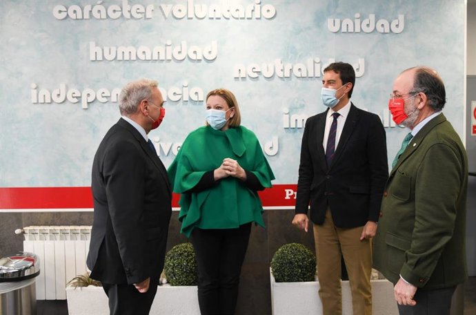 Isabel Blanco (2I) y Ángel Ibáñez (2D) en su visita a Cruz Roja de Burgos.