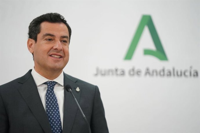 El presidente de la Junta de Andalucía, Juanma Moreno, en una visita a Laboratorios Rovi, en Granada.