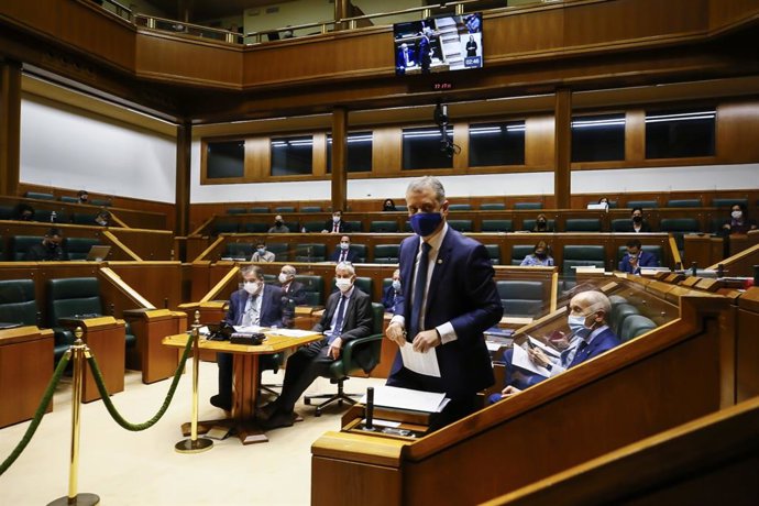 El lehendakari, Iñigo Urkullu, en el pleno de control del Parlamento Vasco