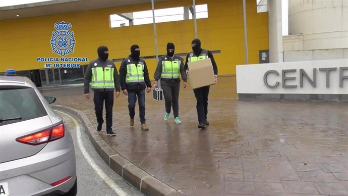 Los agentes de Policía Nacional extraen cajas de información de la cárcel de Campos del Río