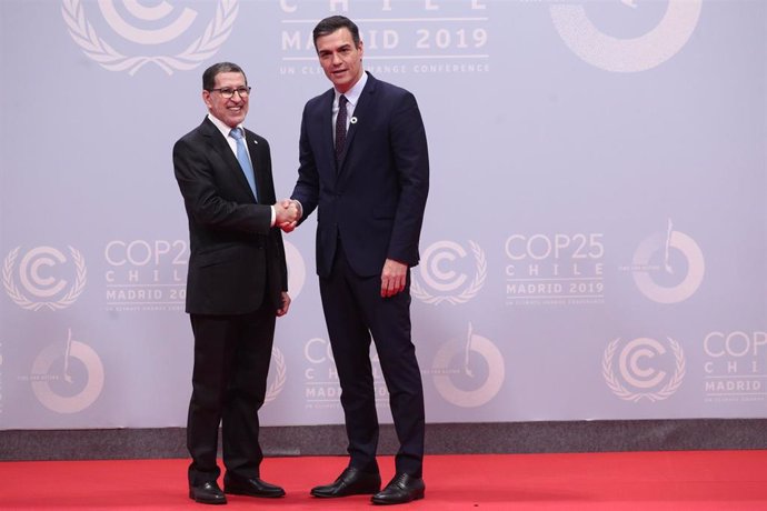 Archivo - El presidente del Gobierno, Pedro Sánchez, posa junto al primer ministro de Marruecos, Saadeddine Othmani, durante la COP25 en Madrid de 2019