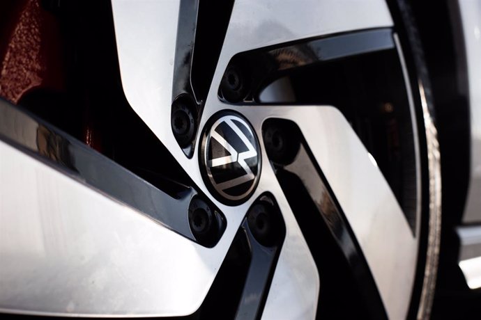 Archivo - Logo de Volkswagen.