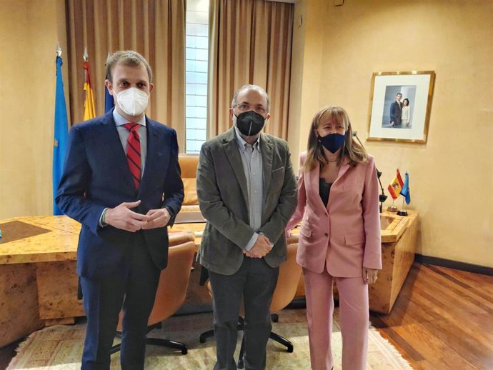 De izquierda a derecha,el diputado del PP en la Junta Pablo Álvarez-Pire, el presidente de la Cámara de Comercio de Oviedo en funciones, José Manuel Ferreira, y la diputada nacional del PP, Paloma Gázquez.