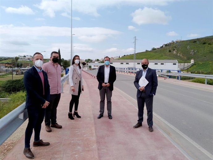 El delegado de Medio Natural y Carreteras de la Diputación de Córdoba, Francisco Palomares (segundo por la dcha.), en su visita a Monturque.